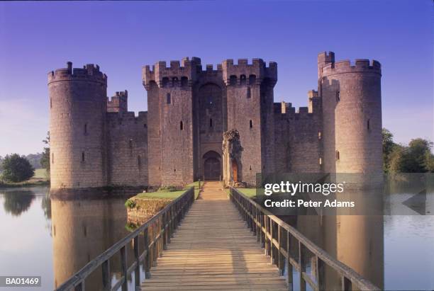 uk, england, sussex, bodiam castle - englischesschloss stock-fotos und bilder