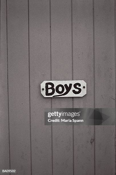 'boys' sign on wooden toilet door (b&w) - maria stockfoto's en -beelden