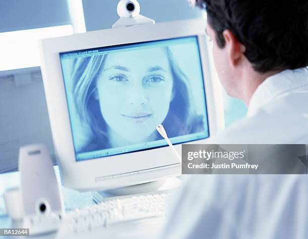 Computer Behind View Face Behind Computer Screen Photos et images de collection - Getty Images