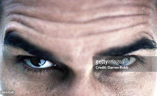 man raising eyebrow, portrait, close-up - eye men photos et images de collection
