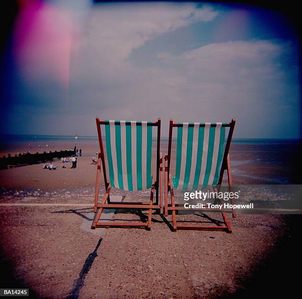 two deck chairs on beach, hunstanton, norfolk, england - eastern england 個照片及圖片檔