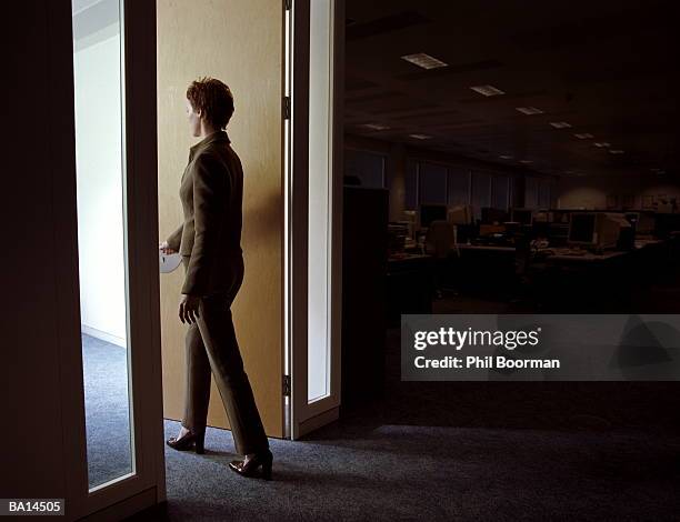 businesswoman opening office door, rear view - opening night of bright star arrivals stockfoto's en -beelden