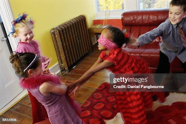 group of children (4-7) playing blind man's buff - buff photos et images de collection