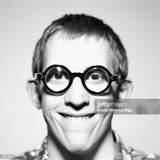 young man wearing thick rimmed round glasses, portrait (b&w) - dicke-brillenfassung stock-fotos und bilder