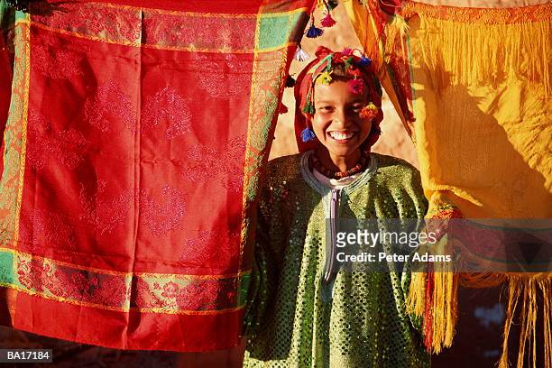 morocco, bedouin girl smiling, portrait - native african girls 個照片及圖片檔