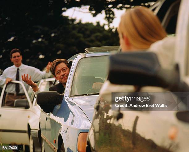 motorists arguing during traffic jam - inconveniência imagens e fotografias de stock