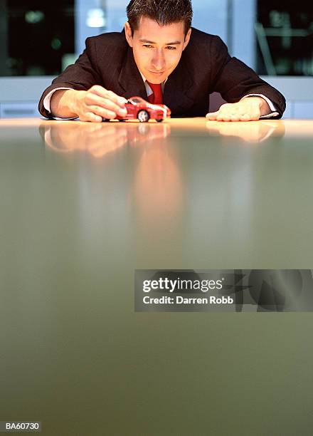 businessman playing with toy car - desk toy 個照片及圖片檔