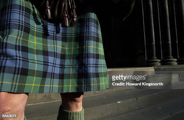 man wearing kilt, low section - falda escocesa fotografías e imágenes de stock
