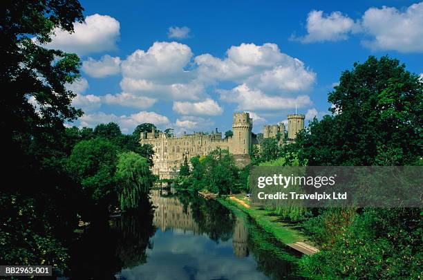 england, warwickshire, warwick castle and river avon - warwick angleterre photos et images de collection