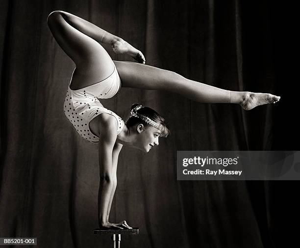 female contortionist balancing on hands (b&w) - young contortionist stockfoto's en -beelden