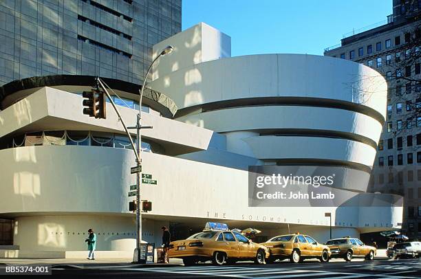 usa, new york, solomon r guggenheim museum, facade - solomon r guggenheim museum stock pictures, royalty-free photos & images