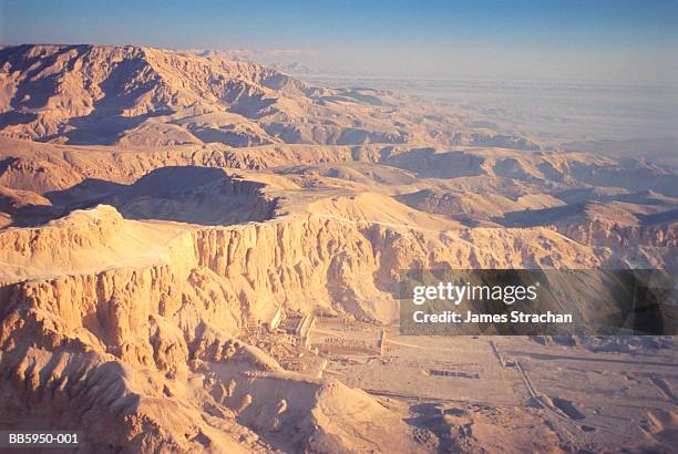 egypt, thebes (west), deir el-bahri temples, aerial view - valle de los reyes fotografías e imágenes de stock