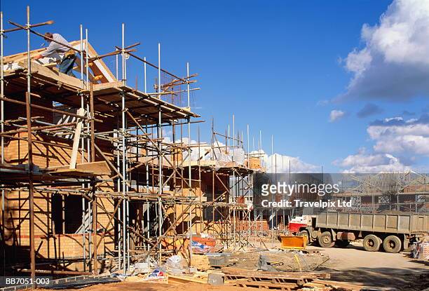 construction site, workers building four-bedroom houses, england - wohnungsprobleme stock-fotos und bilder