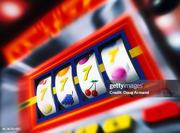 fruit machine bars spinning to line of 7's (digital composite) - slot machine fotografías e imágenes de stock
