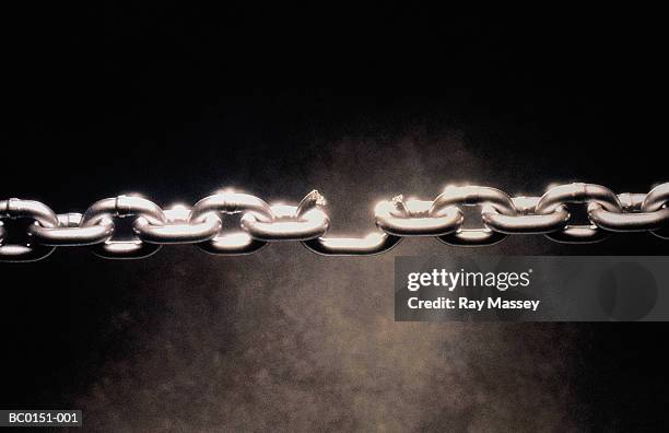 length of metal chain with broken link - chaîne photos et images de collection