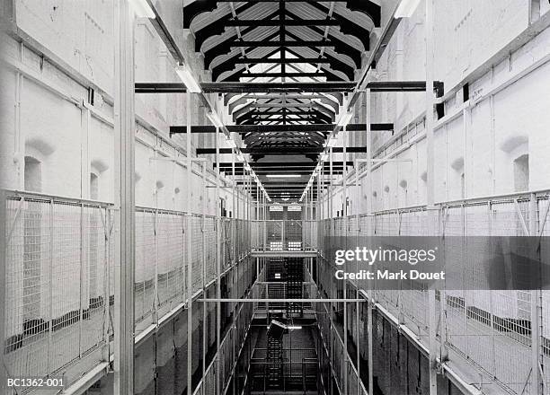 wormwood scrubs prison, interior, london, england (b&w) - uk prison stock-fotos und bilder