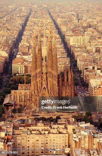 spain, catalonia, barcelona, sagrada familia, elevated view - sagrada familia foto e immagini stock