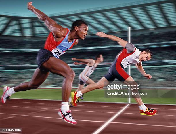 male athletes at finishing line, winner crossing line (composite) - course sur piste hommes photos et images de collection