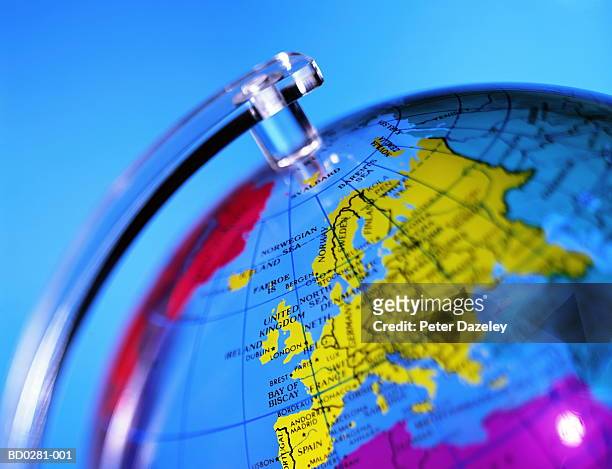 globe, europe prominent, close-up - bordsjordglob bildbanksfoton och bilder