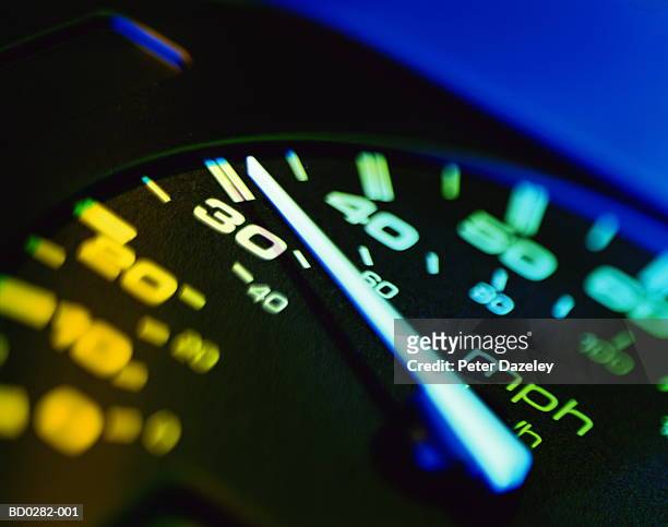 automotive speedometer, close up (brightly lit) - velocímetro - fotografias e filmes do acervo
