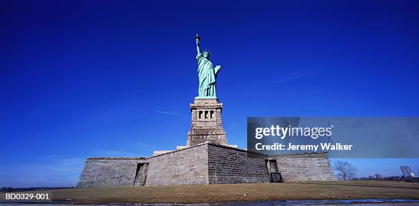 usa, new york city, statue of liberty (wide angle) - statue of liberty in new york city stock pictures, royalty-free photos & images