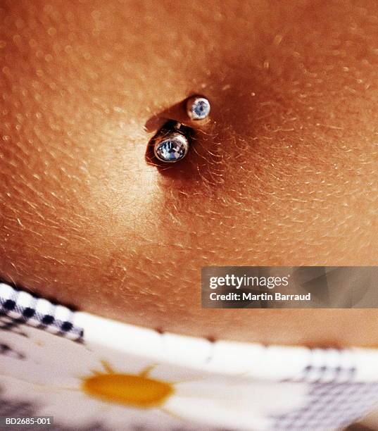 woman's pierced navel, close-up - piercing de umbigo - fotografias e filmes do acervo
