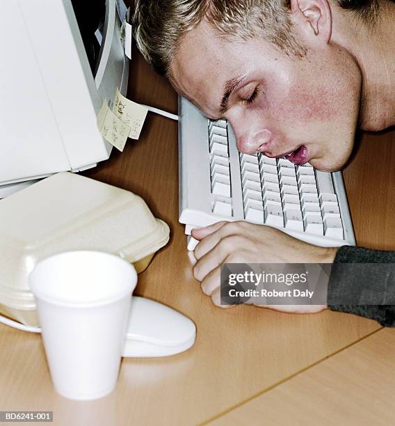 man asleep at computer - mitarbeiter büro tastatur stock-fotos und bilder