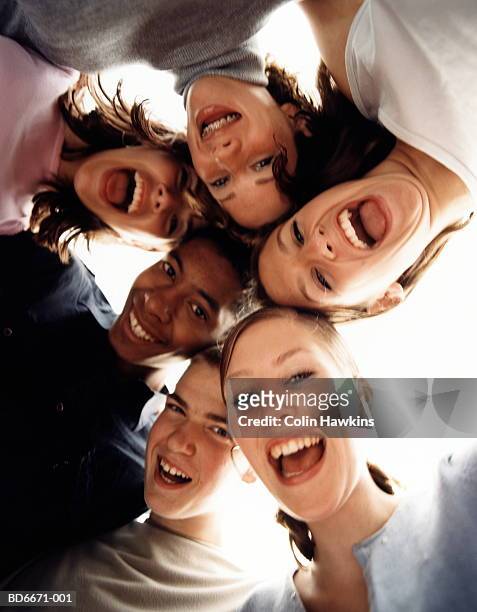 group of teenagers (14-16), portrait, low angle view - alleen tieners stockfoto's en -beelden