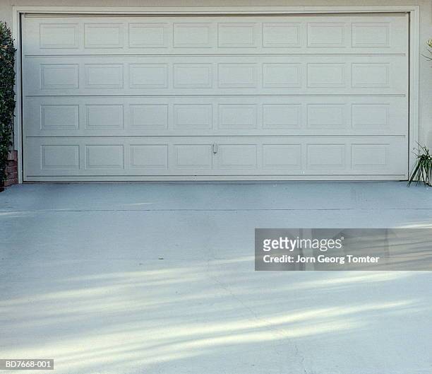 garage door and driveway - auffahrt stock-fotos und bilder