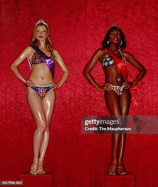 two women in 'union jack' and 'stars and stripes' bikinis - schoonheidswedstijd stockfoto's en -beelden