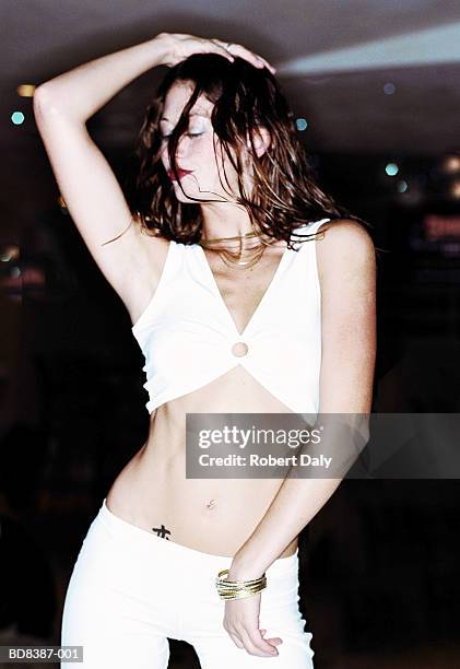 young woman dancing in nightclub - belly dancing stockfoto's en -beelden