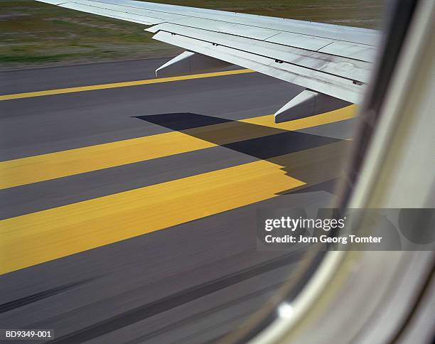 aeroplane about to take off, shadow of wing on runway - airplane runway stockfoto's en -beelden