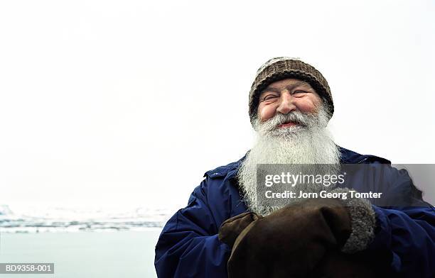 mature man with white beard smiling, outside, close-up - scandinavian descent 個照片及圖片檔