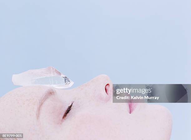 woman with crystal on forehead, eyes closed, close-up - forehead - fotografias e filmes do acervo