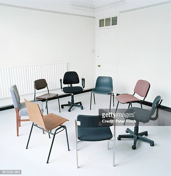 assortment of office chairs in circle - cadeira - fotografias e filmes do acervo