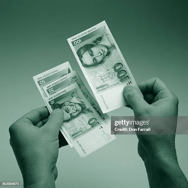 counting money - dm stockfoto's en -beelden