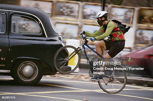 bicycle messenger - wheelie stockfoto's en -beelden