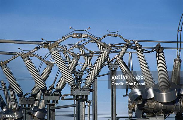 electrical substation transformers - hoogspanningstransformator stockfoto's en -beelden