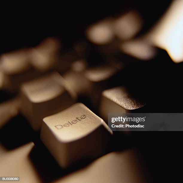 delete key on computer keyboard - delete key stockfoto's en -beelden