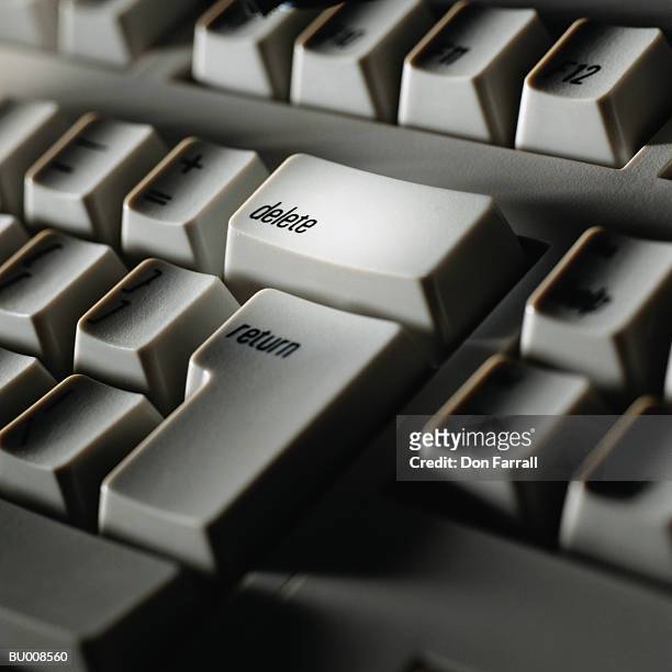 delete key and return key on computer keyboard - delete key stockfoto's en -beelden