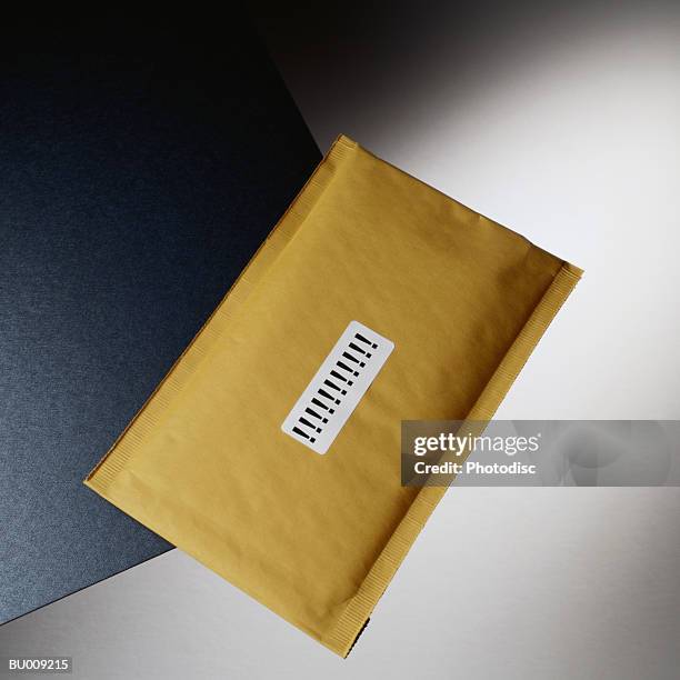 exclamation points on padded envelope - enveloppe matelassée photos et images de collection