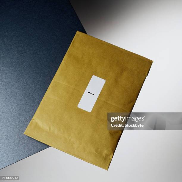 exclamation point on padded envelope - enveloppe matelassée photos et images de collection