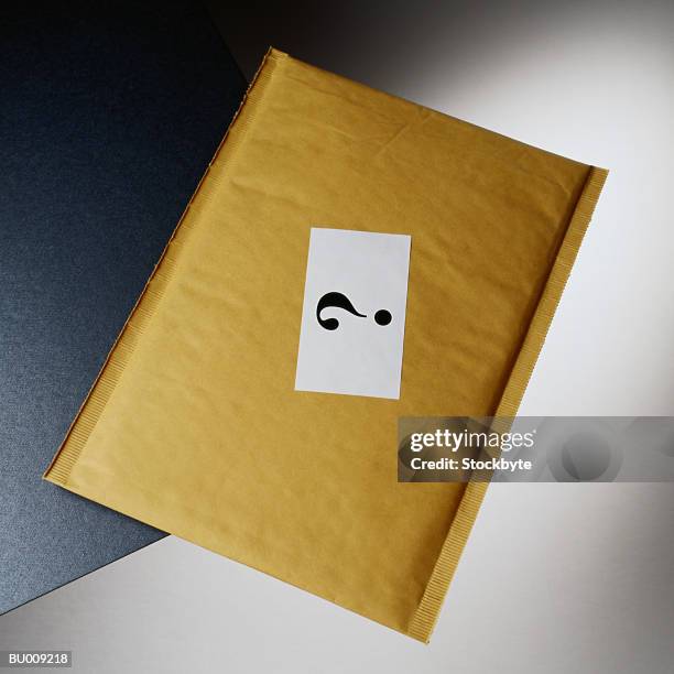question mark on padded envelope - enveloppe matelassée photos et images de collection