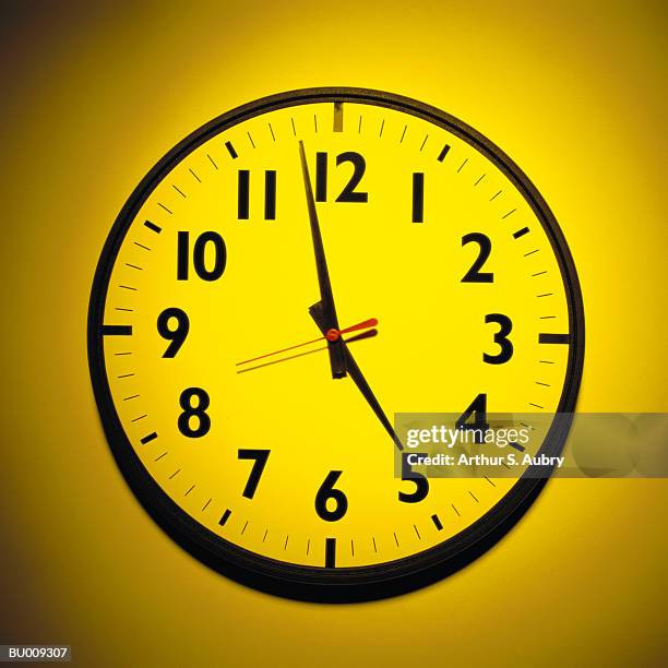 yellow clock - relógio de escritório imagens e fotografias de stock