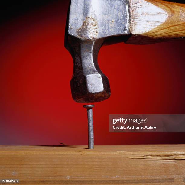 close-up of hammer and nail - klauwhamer stockfoto's en -beelden