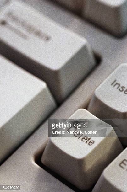 delete key on computer keyboard - delete key stockfoto's en -beelden