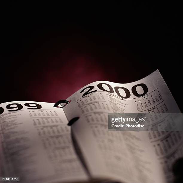 calendar showing years 1999 and 2000 - el milenio fotografías e imágenes de stock
