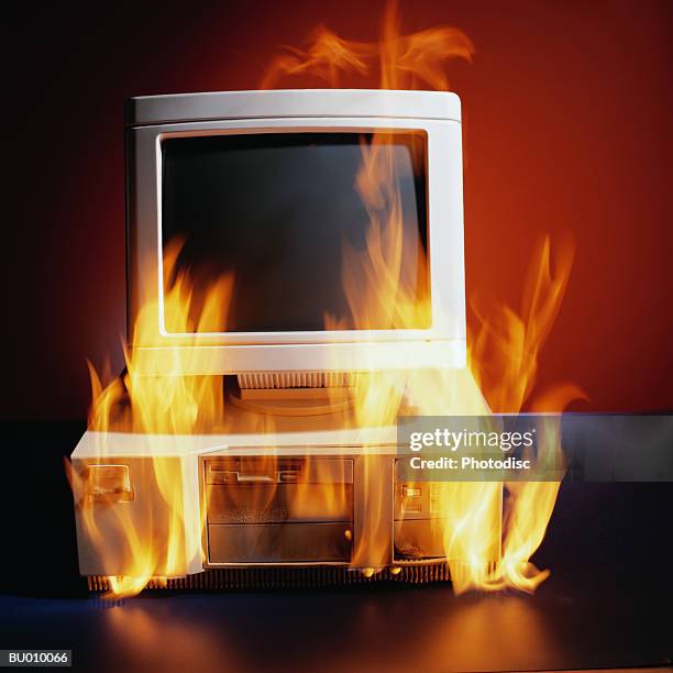 computer on fire - el milenio fotografías e imágenes de stock