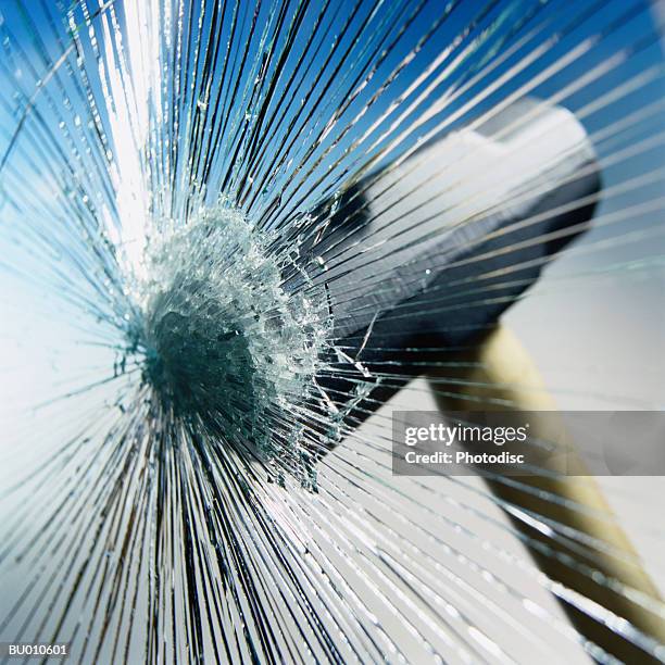 sledgehammer hitting glass - sledgehammer stockfoto's en -beelden