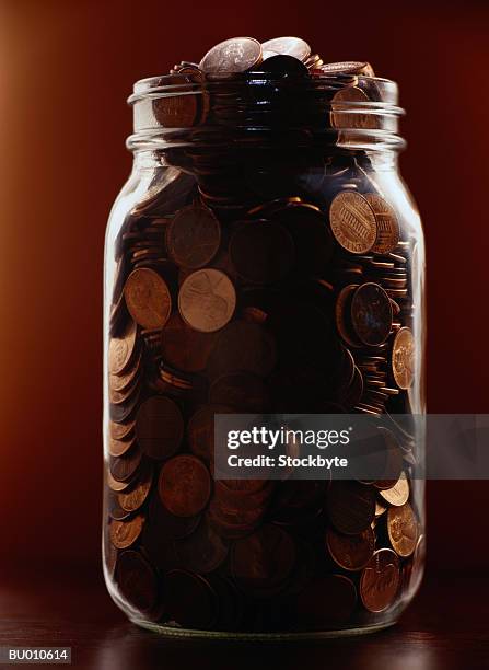 jar of pennies - poupando para o dia de amanhã imagens e fotografias de stock